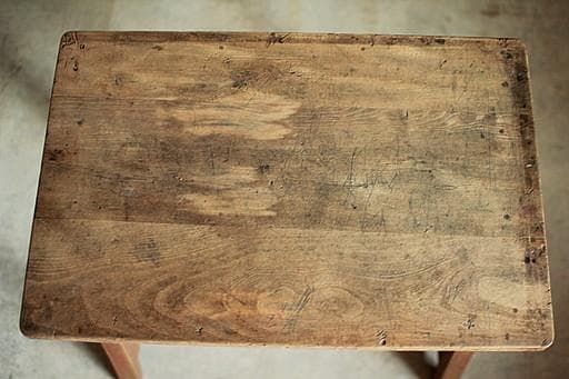 古く味のある小学校の机　木製