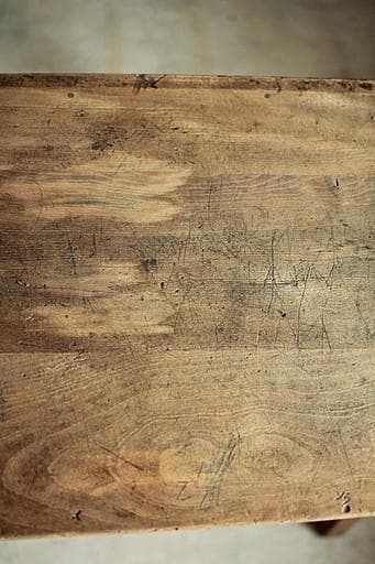 古く味のある小学校の机　木製