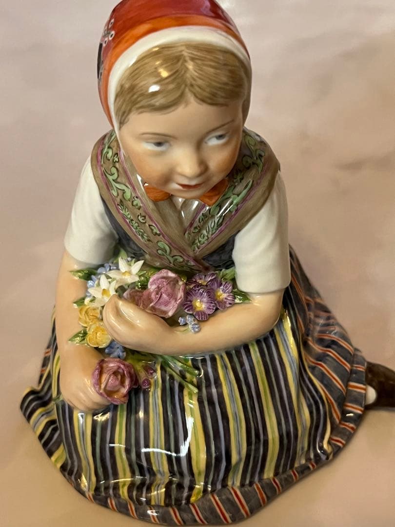 ロイヤルコペンハーゲン　民族衣装シリーズ　女の子　②