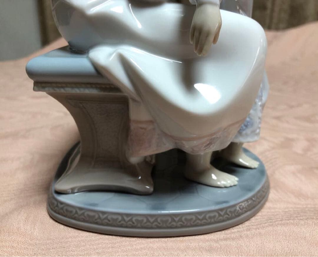 リヤドロ　　　お母さんと女の子