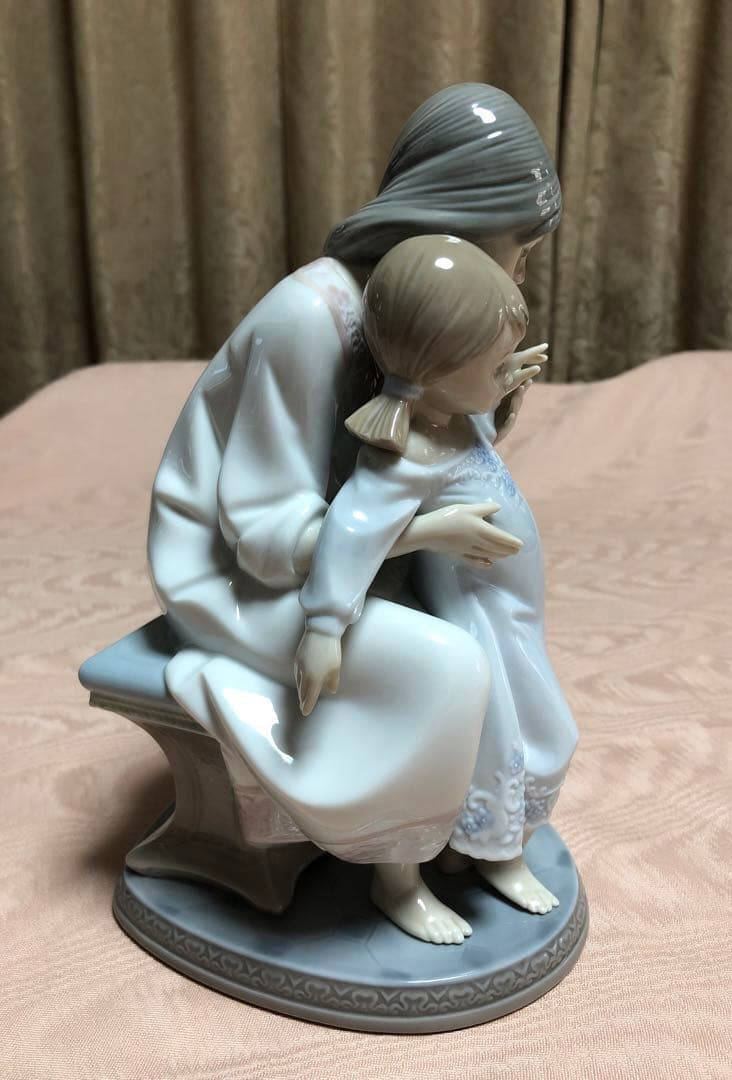 リヤドロ　　　お母さんと女の子