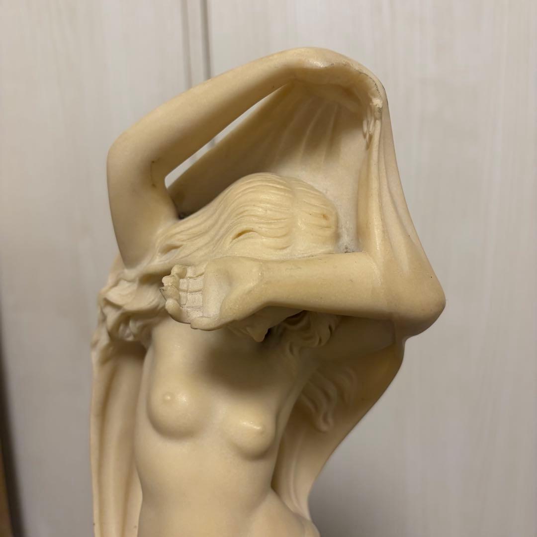 アイボリー樹脂製女性と子供の彫刻