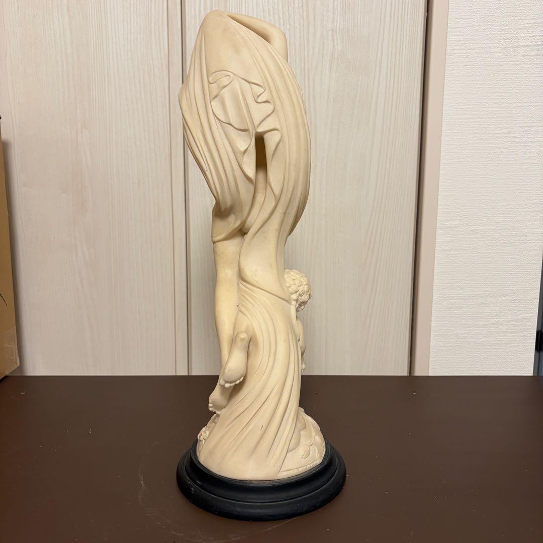 アイボリー樹脂製女性と子供の彫刻