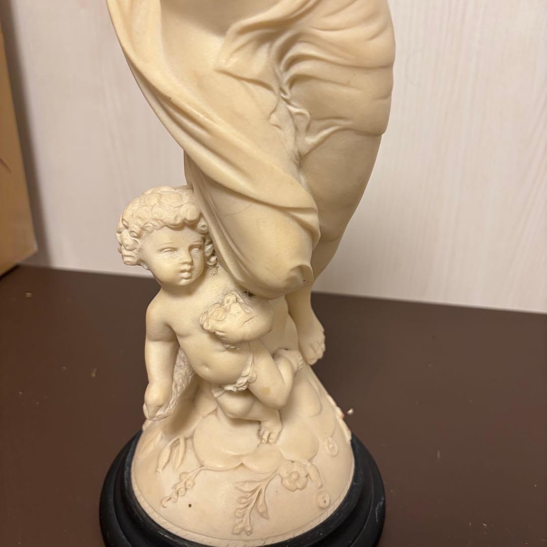 アイボリー樹脂製女性と子供の彫刻