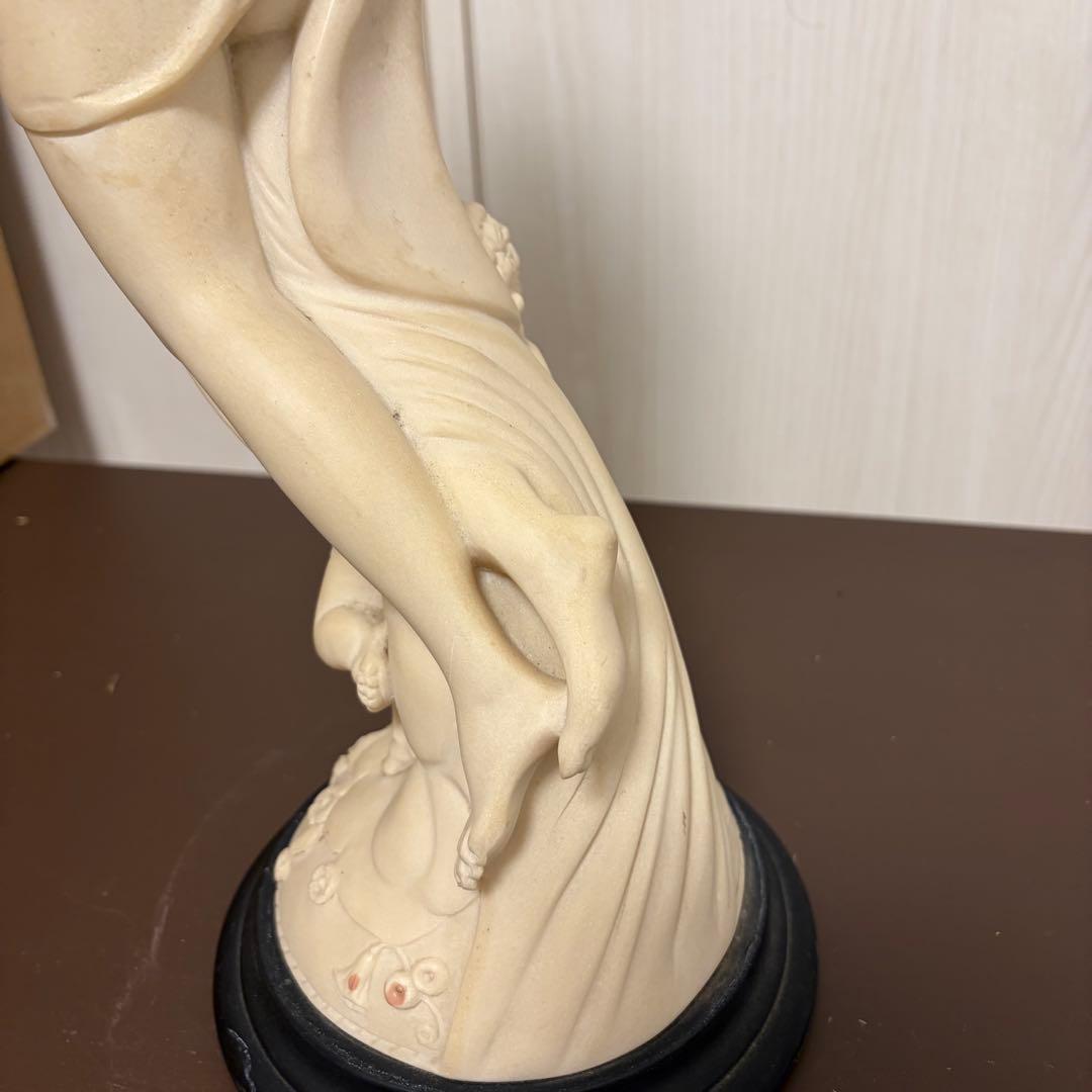 アイボリー樹脂製女性と子供の彫刻