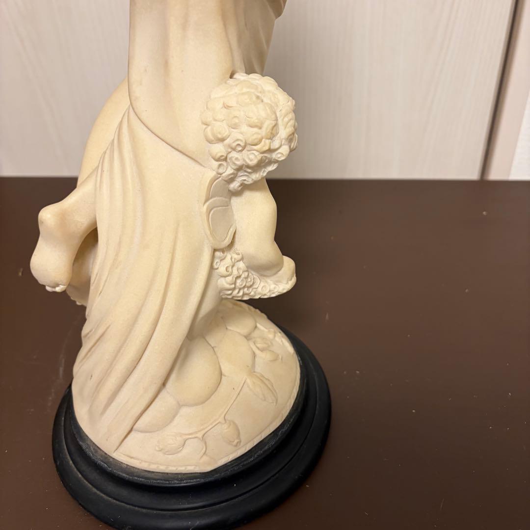 アイボリー樹脂製女性と子供の彫刻