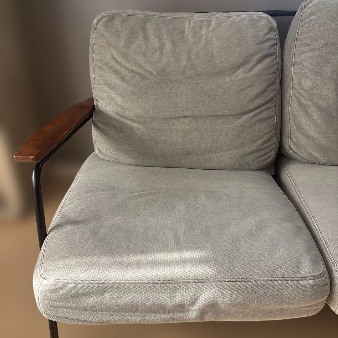 グレー2人掛けソファ