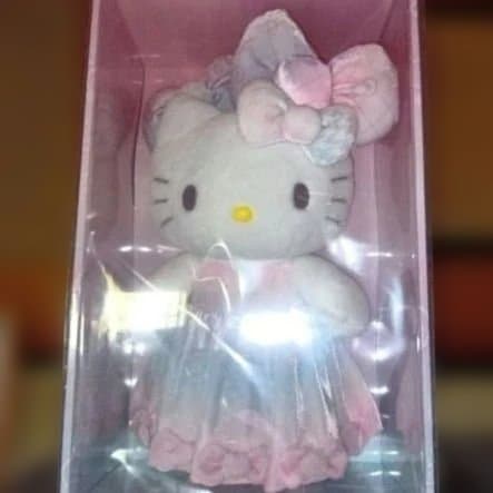 18日迄ハローキティ50周年限定バースデードールぬいぐるみ箱入激レア完売BIG ハローキティ」特別仕様のバースデードールも！ 50周年に向けて新作