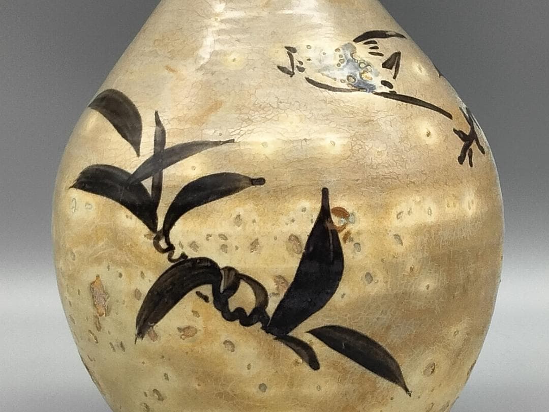 磁州窯 白地鉄絵飛雀草文徳利瓶　玉壺春形瓶