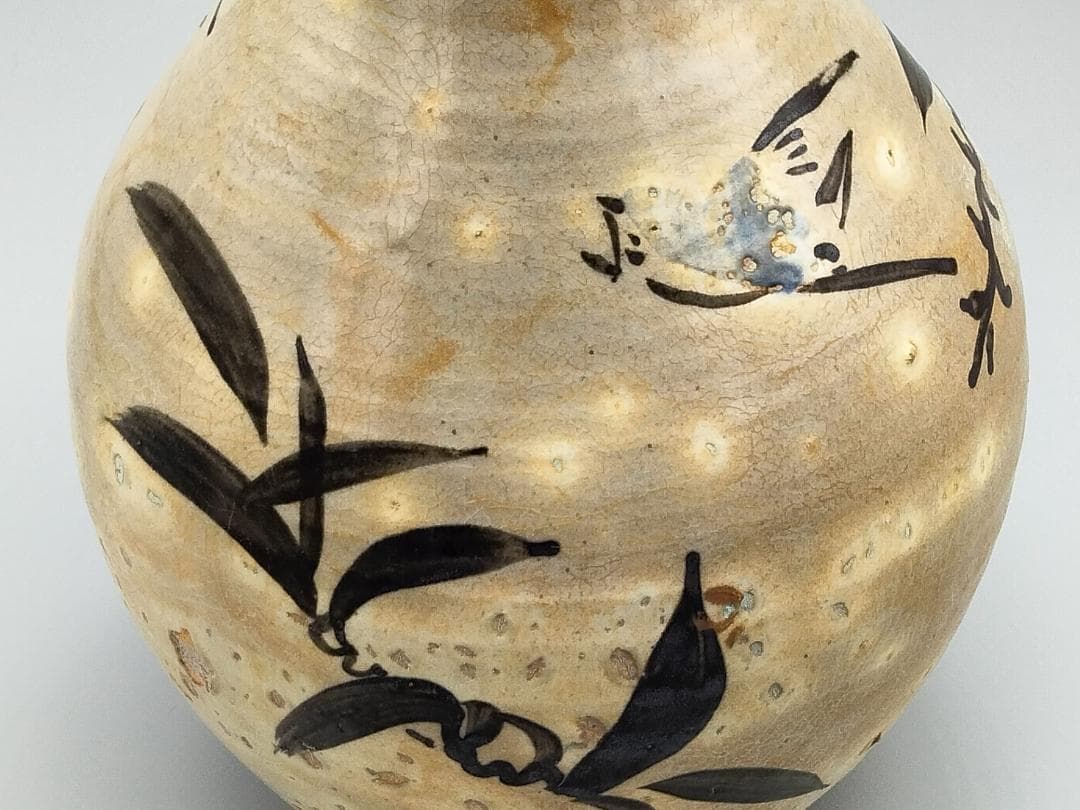 磁州窯 白地鉄絵飛雀草文徳利瓶　玉壺春形瓶