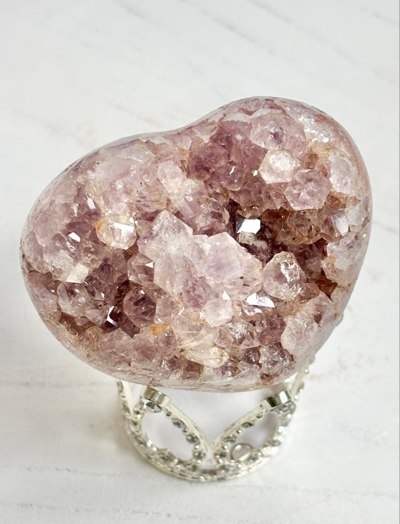 《希少・赤カラー》赤を秘めた花結晶 ピンクアメジストハート 台座付