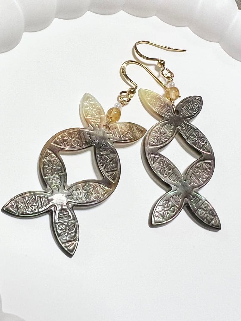 ブラック　マザーオブパール　ハワイアン カービング　淡水パール　14kgfピアス