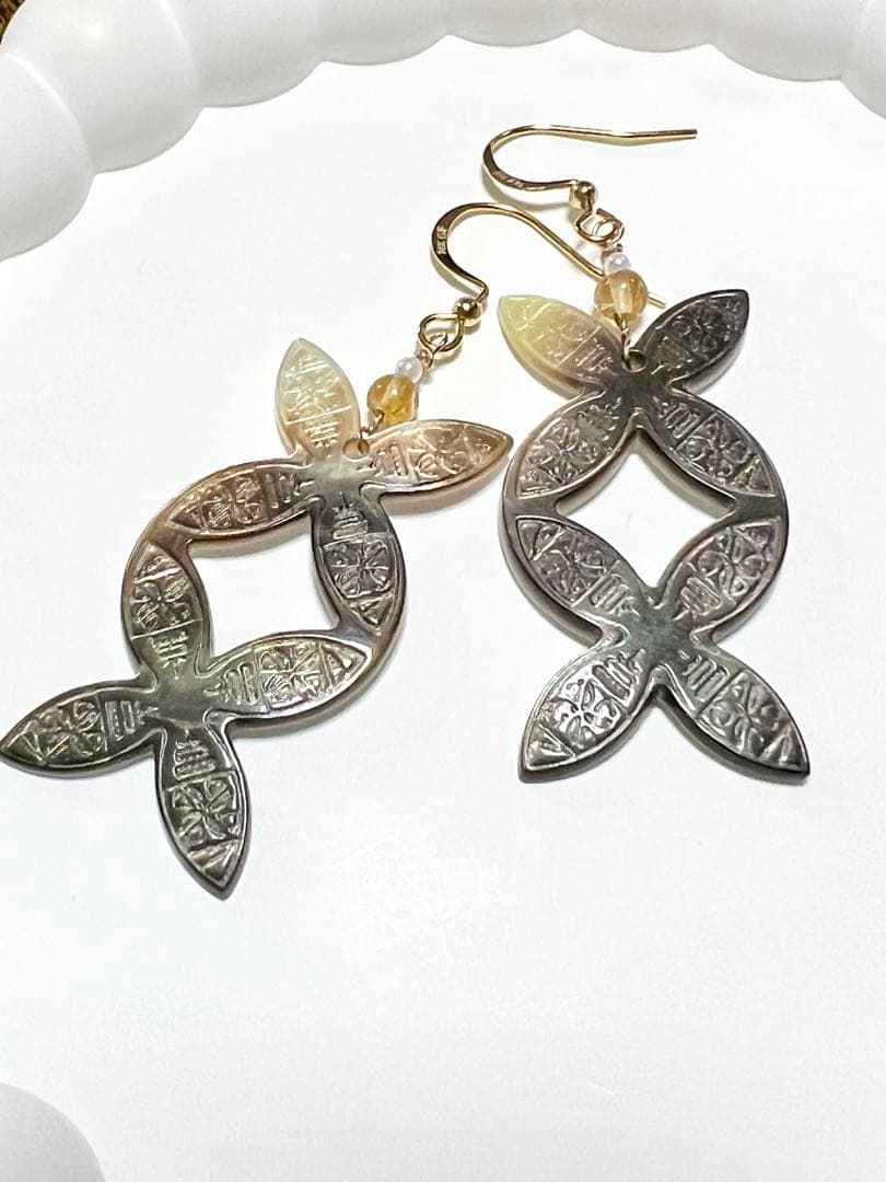 ブラック　マザーオブパール　ハワイアン カービング　淡水パール　14kgfピアス