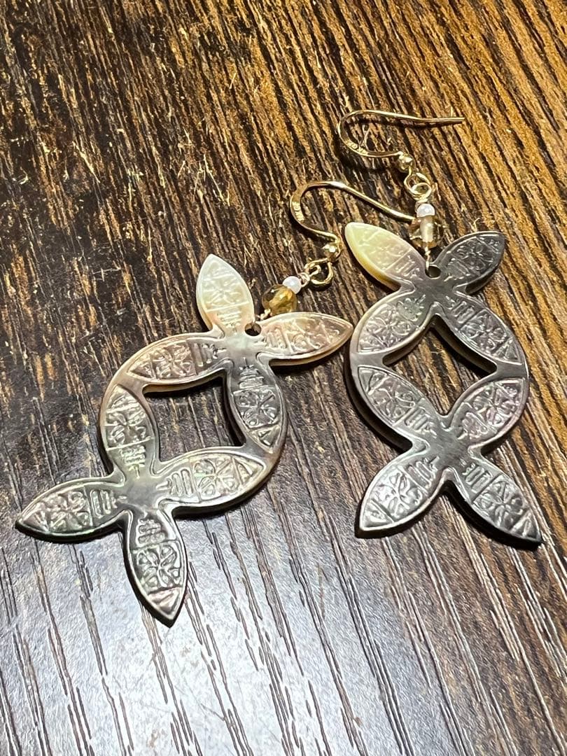 ブラック　マザーオブパール　ハワイアン カービング　淡水パール　14kgfピアス