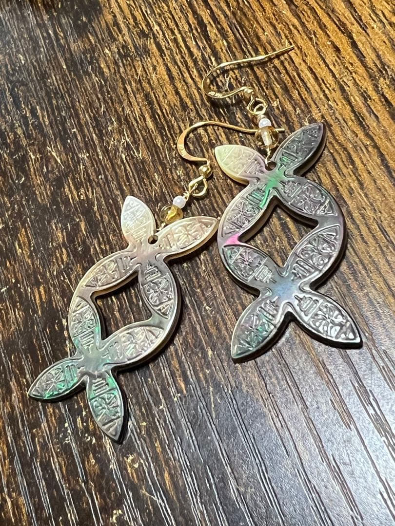 ブラック　マザーオブパール　ハワイアン カービング　淡水パール　14kgfピアス