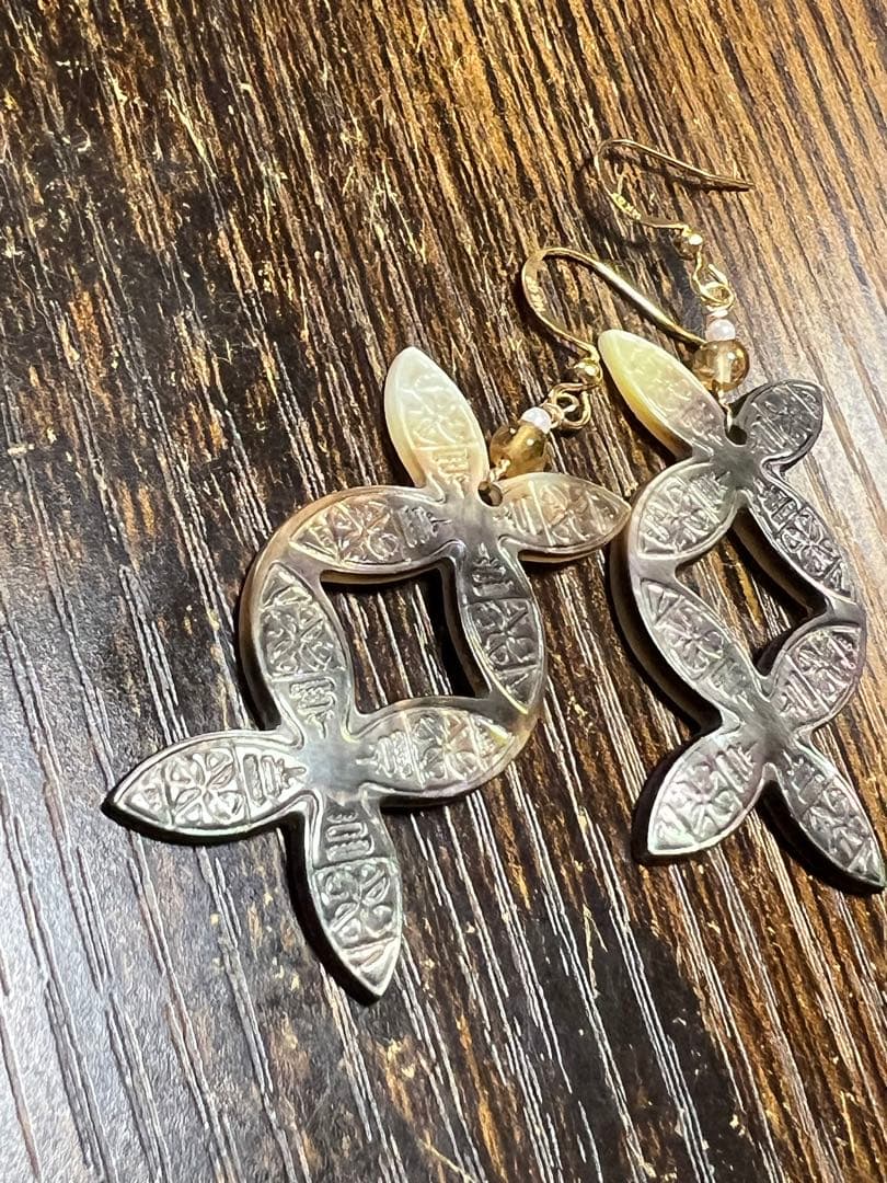 ブラック　マザーオブパール　ハワイアン カービング　淡水パール　14kgfピアス