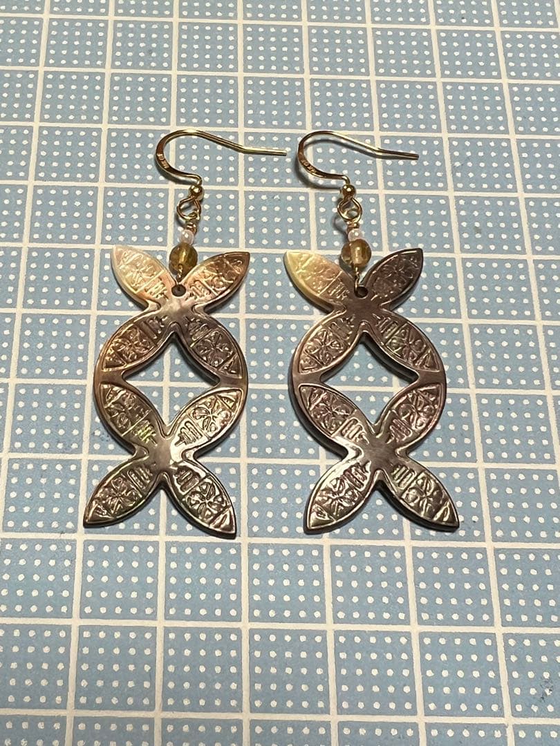 ブラック　マザーオブパール　ハワイアン カービング　淡水パール　14kgfピアス