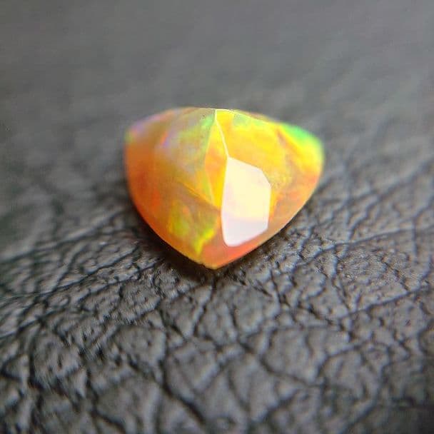 318 天然オパール0.73ct 宝石ルース