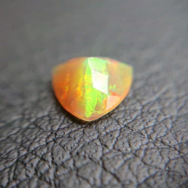 318 天然オパール0.73ct 宝石ルース