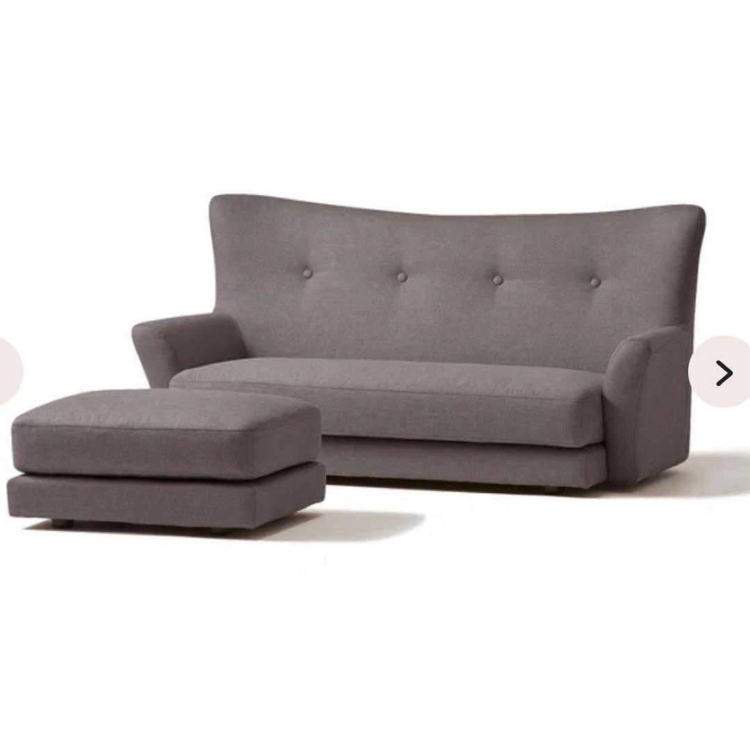 グレーのファブリックソファとオットマン