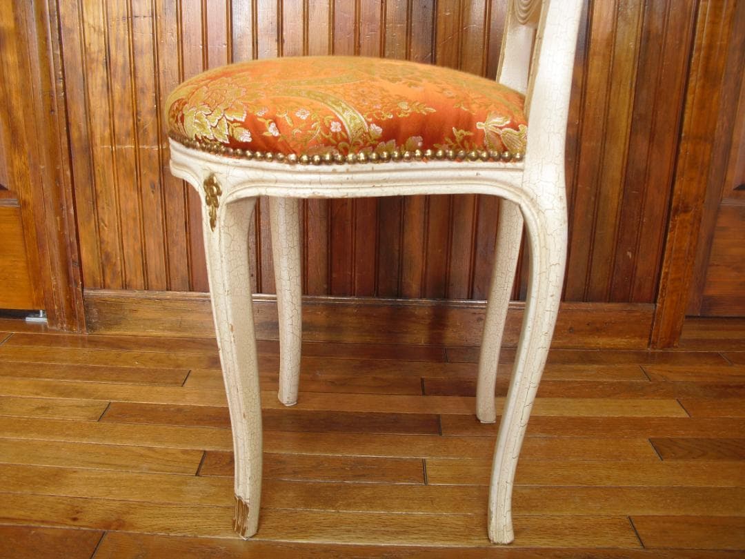 ②イタリア製ホワイトクラック塗装 姫椅子☆猫脚・ボタン留め・真鍮鋲