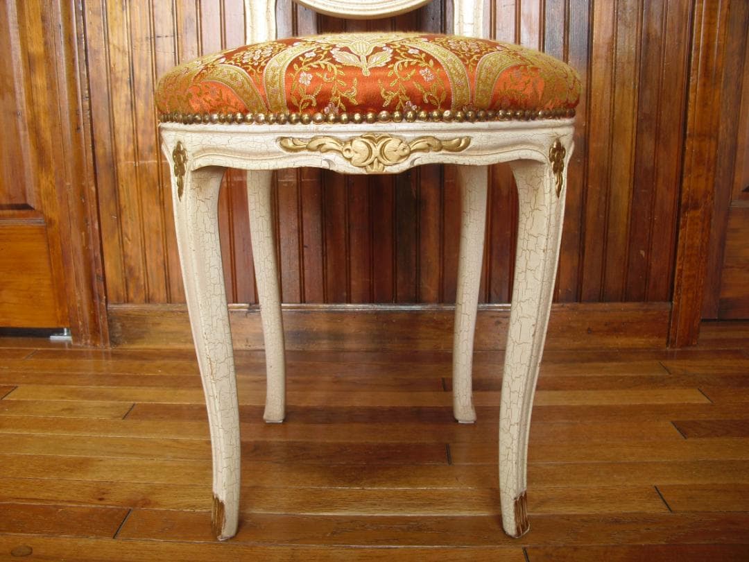 ②イタリア製ホワイトクラック塗装 姫椅子☆猫脚・ボタン留め・真鍮鋲