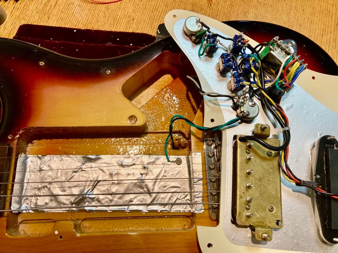 ☆美品 ローノイズで多機能搭載 BUSKERS SSH ST