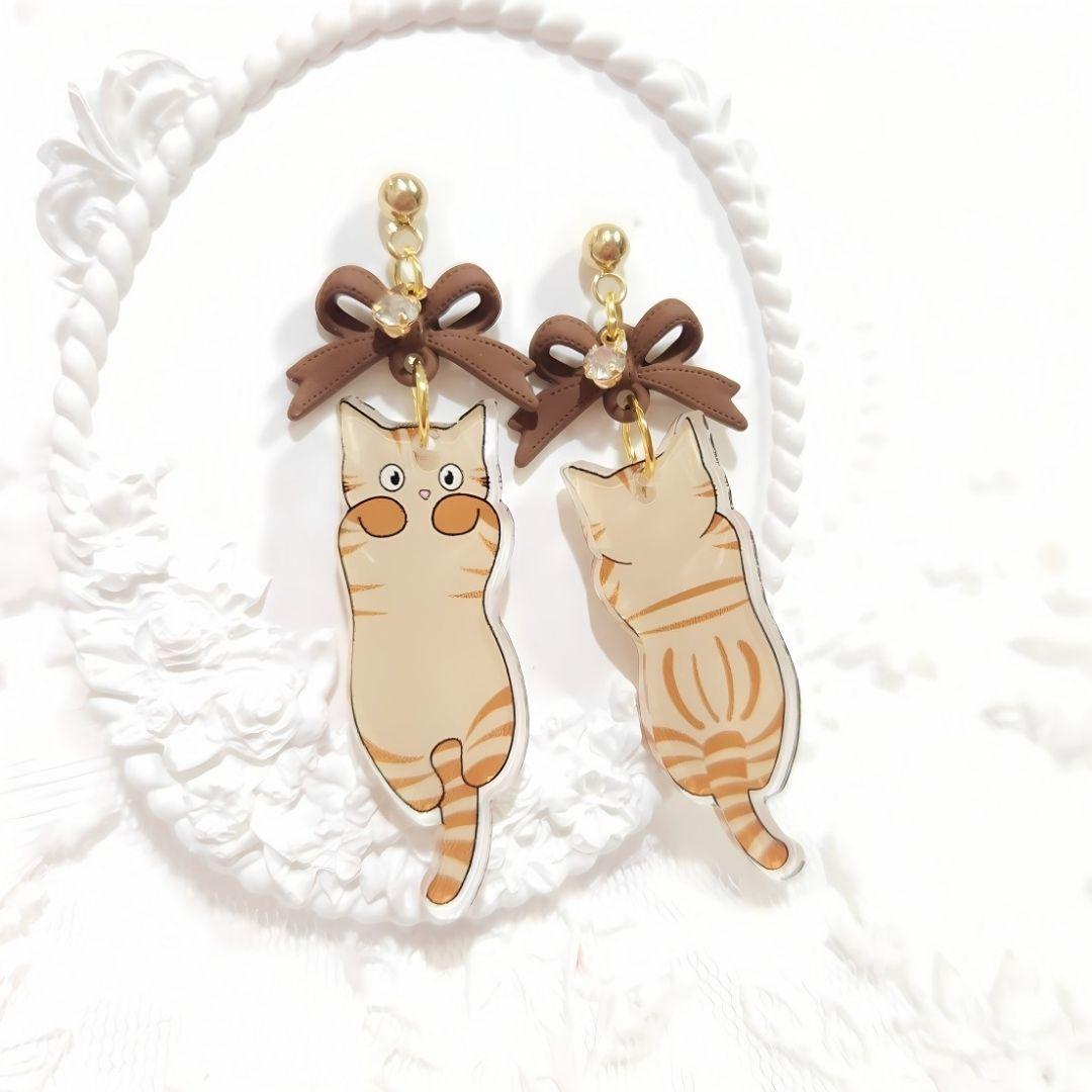 ブラウン リボンと後ろ姿もキュートな甘えん坊の茶虎猫ちゃんのピアス♡
