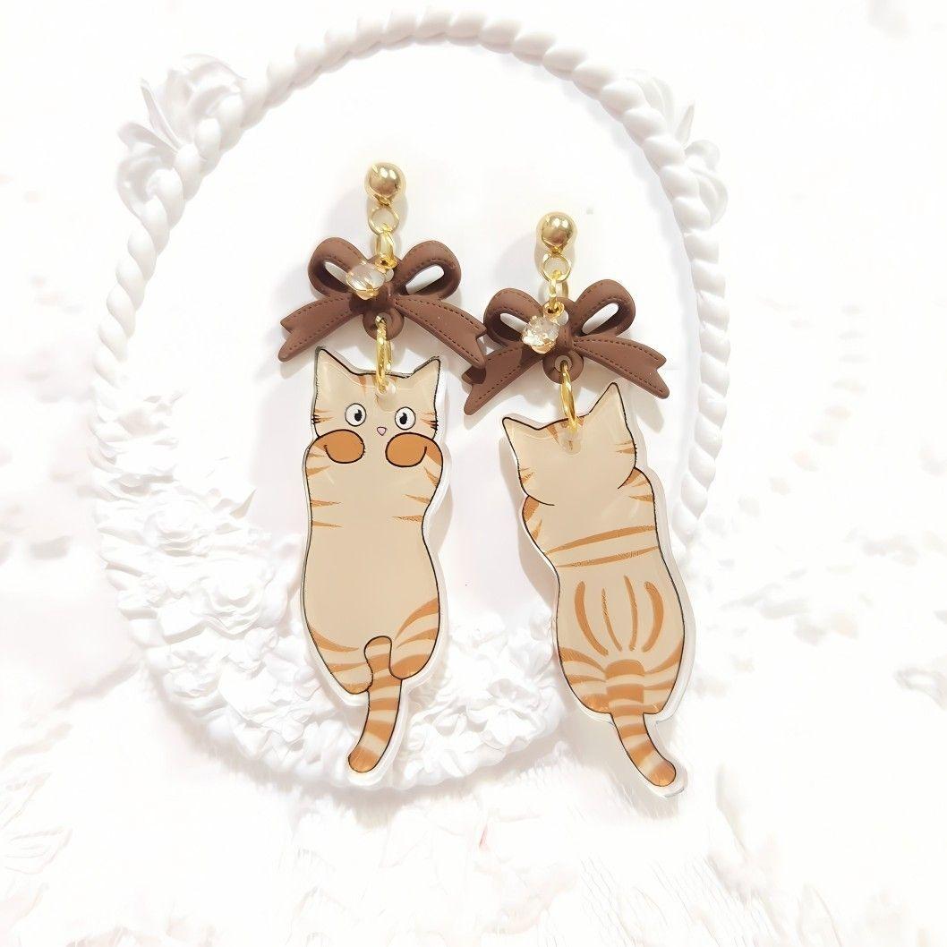 ブラウン リボンと後ろ姿もキュートな甘えん坊の茶虎猫ちゃんのピアス♡
