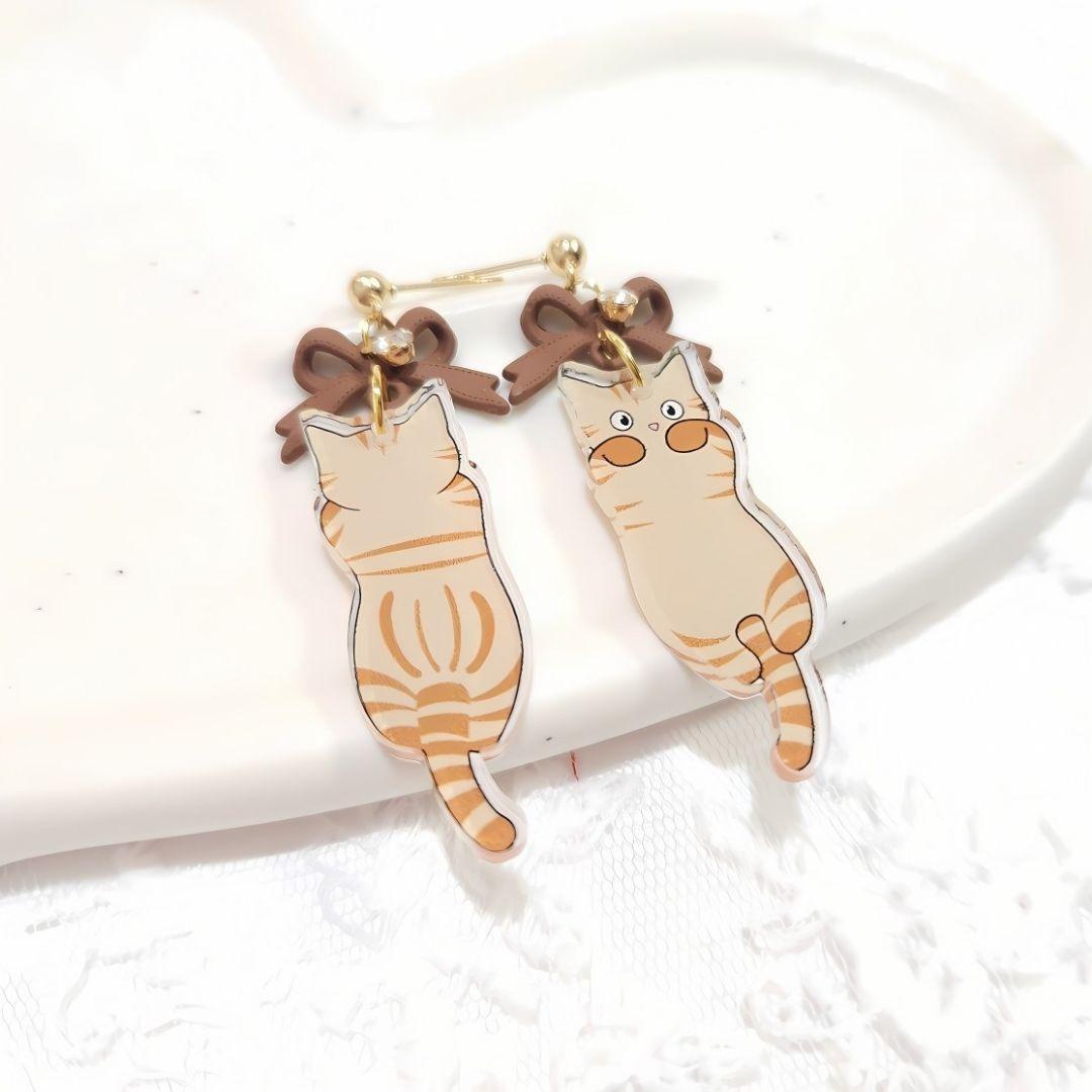 ブラウン リボンと後ろ姿もキュートな甘えん坊の茶虎猫ちゃんのピアス♡