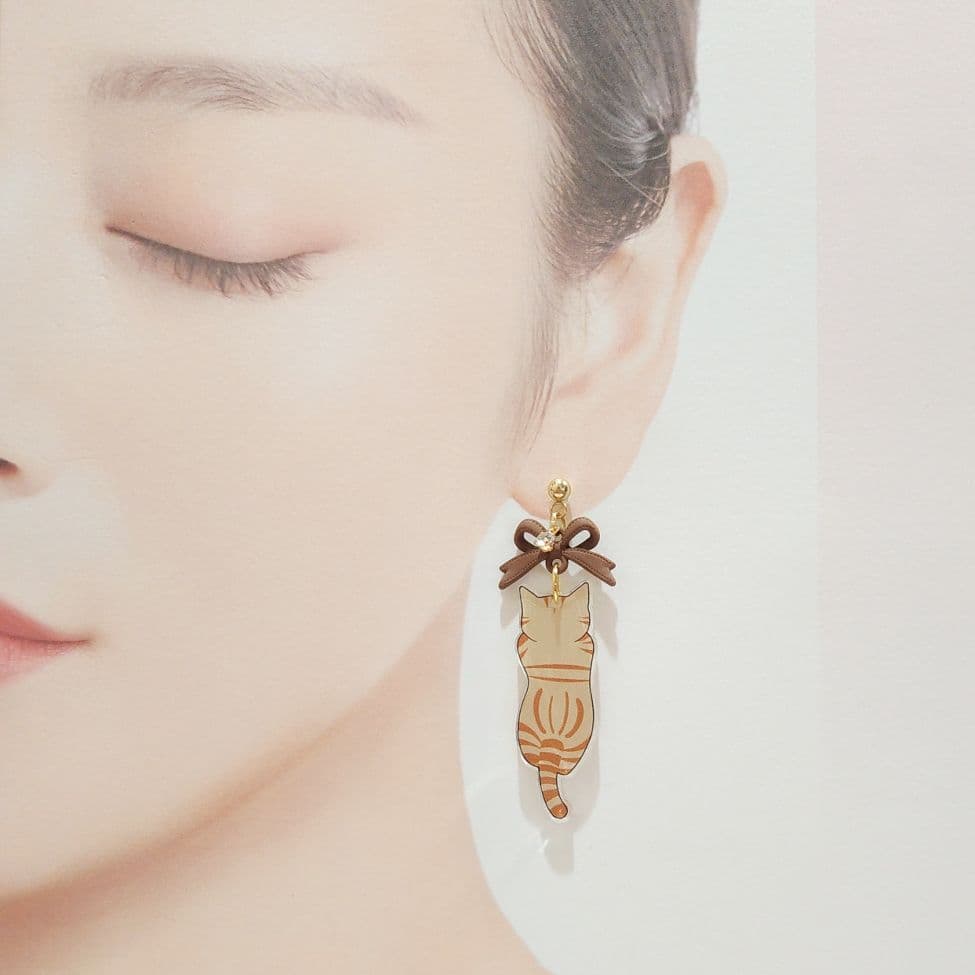 ブラウン リボンと後ろ姿もキュートな甘えん坊の茶虎猫ちゃんのピアス♡