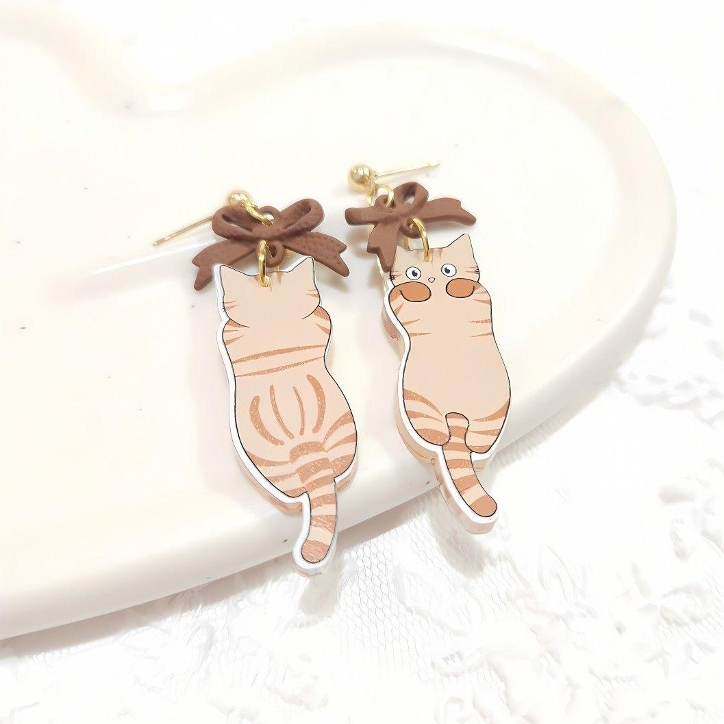 ブラウン リボンと後ろ姿もキュートな甘えん坊の茶虎猫ちゃんのピアス♡
