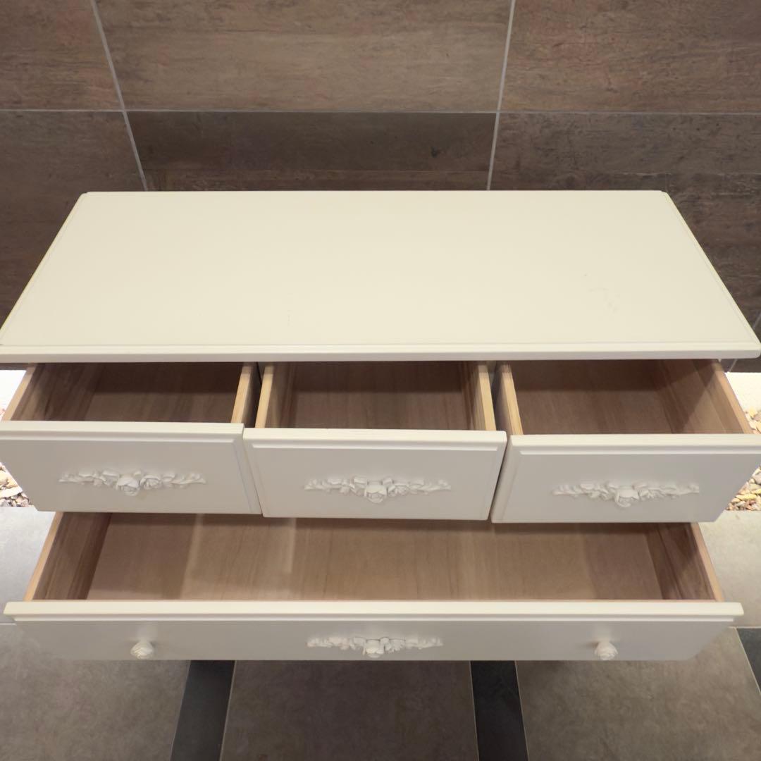 ベルーナ　ホワイト　クラシック　木製　チェスト 4段 花模様　猫脚　ねこ脚