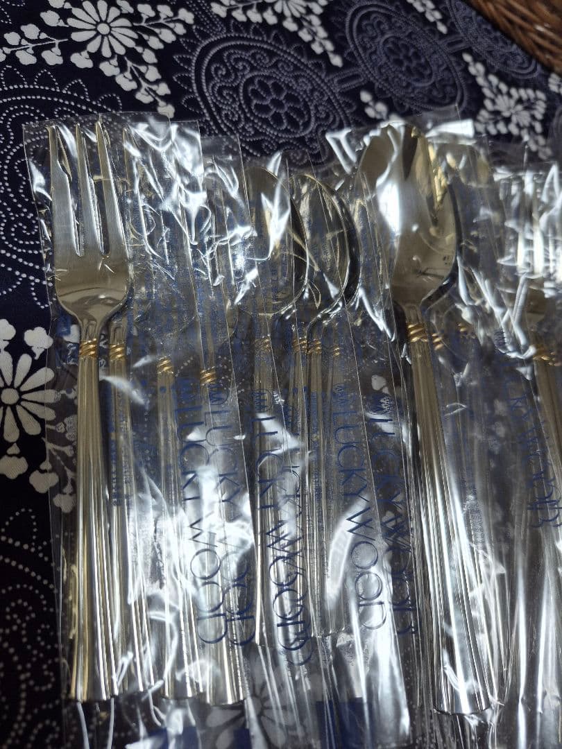 LUCKYWOOD ステンレス カトラリーセット 20pc　バスケット付き