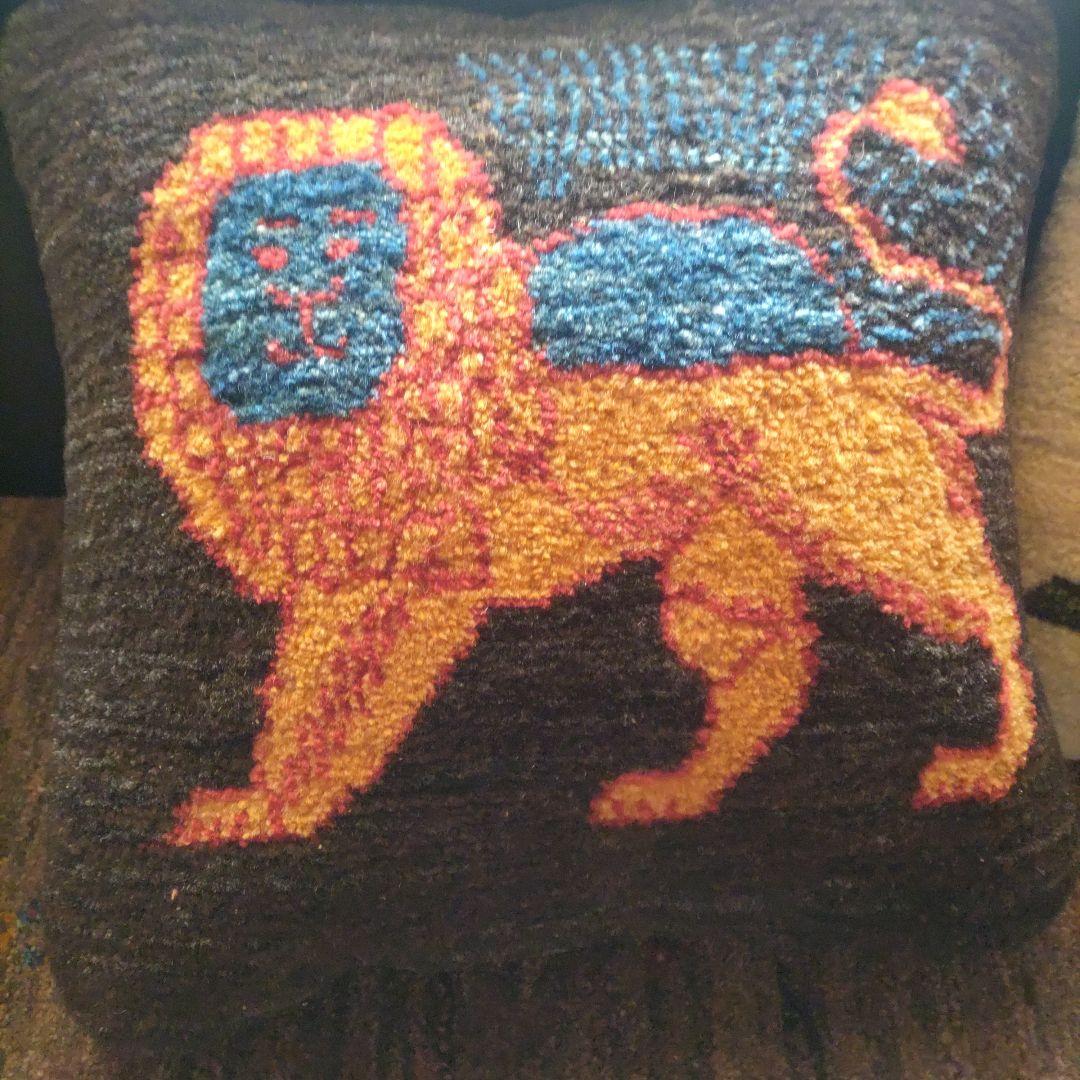 ライオンギャッベクッション 手織り 草木染 イラン シラーズ