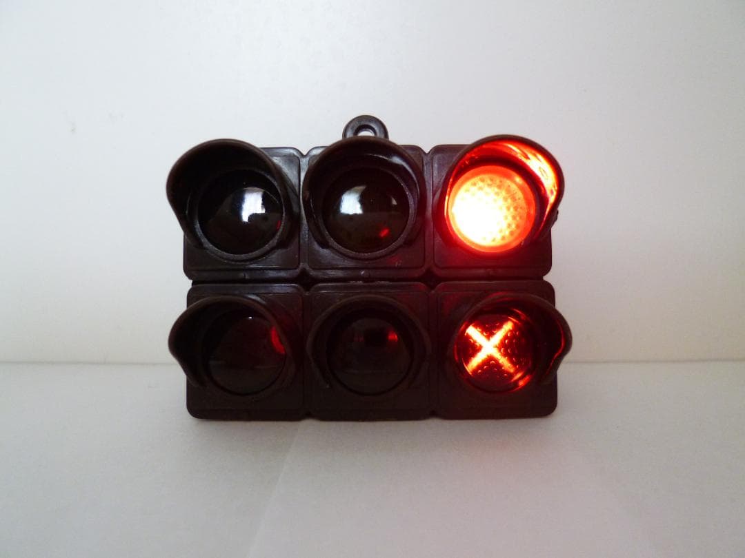 本物志向改造 信号機ガチャ（車両灯器 路面電車用「←↑×」3灯