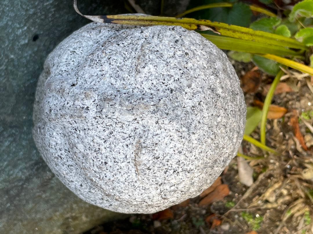 童の祈り(石の手彫り)