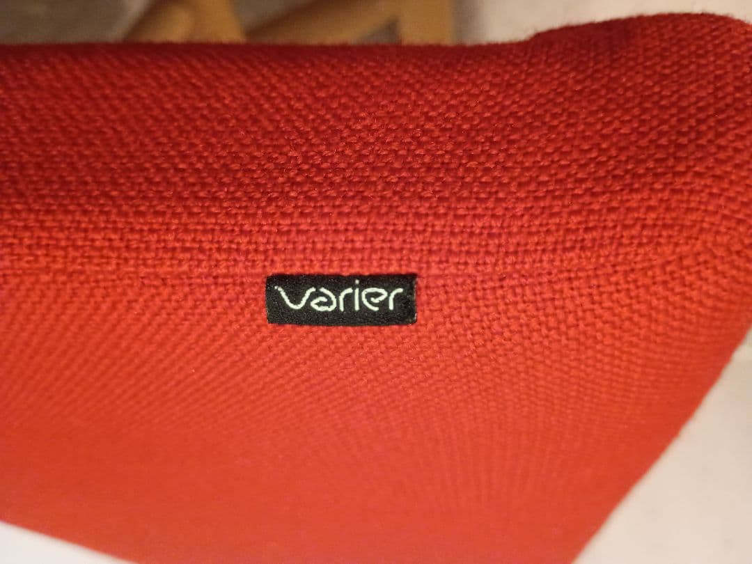 ヴァリエール　バランスチェア　レッド　学習椅子　 姿勢矯正