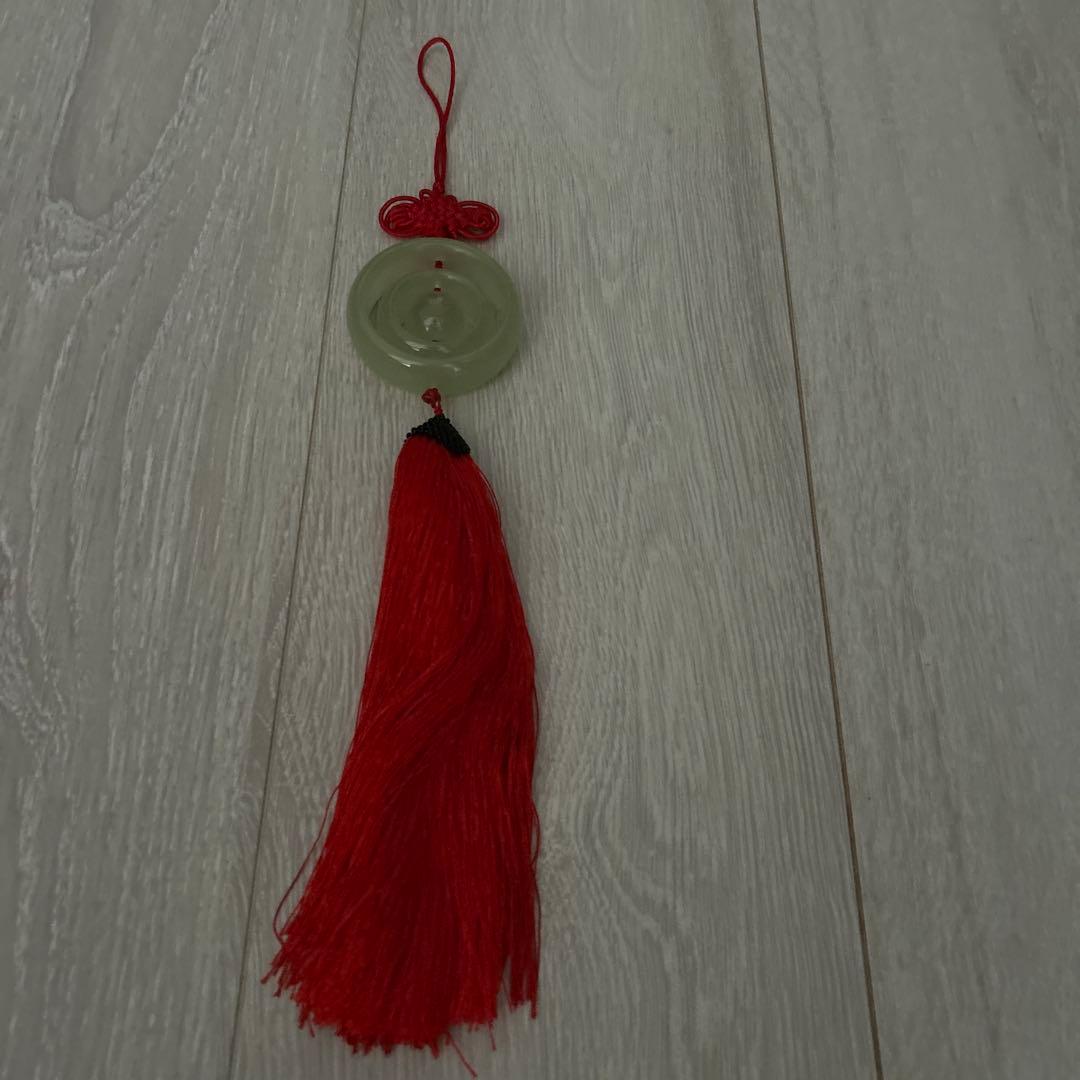 翡翠飾り 赤いタッセル付き