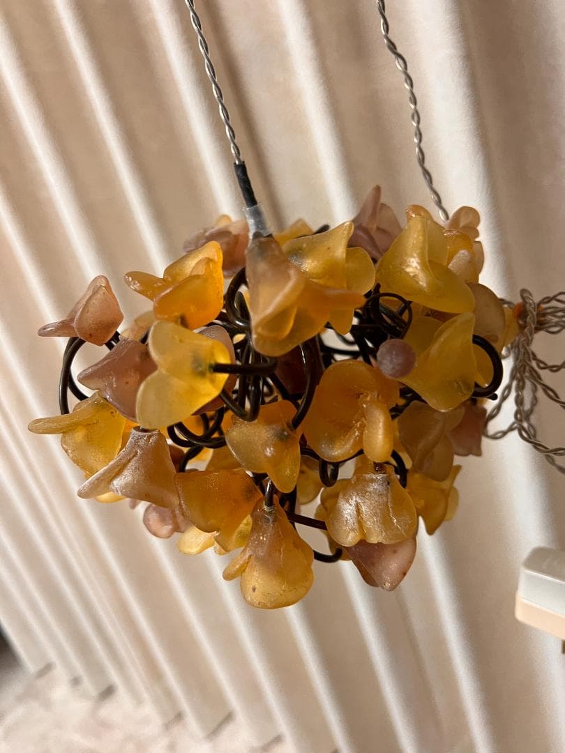 ユダライトランプ イエローとブラウンの花 ミハエルネグリン 点灯し