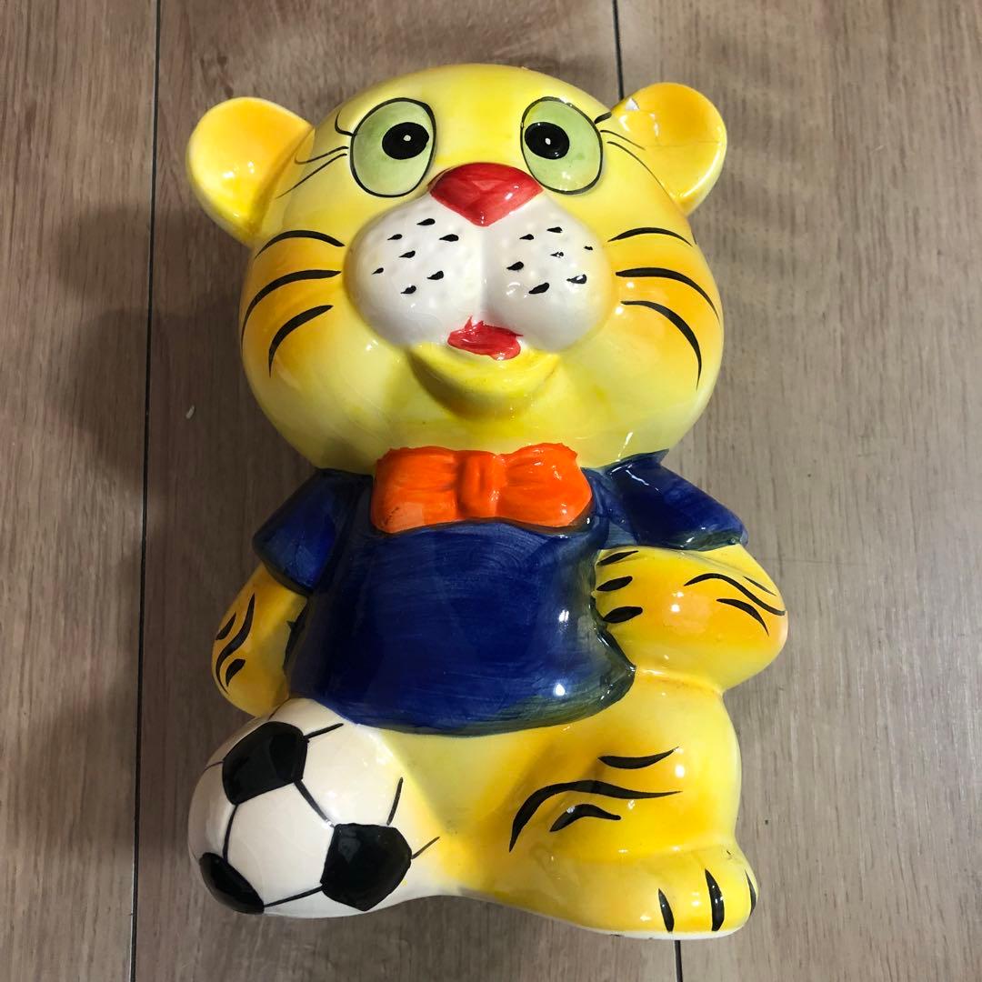 昭和レトロ】JA 貯金箱 トラ サッカー 陶器 置物 当時物 希少 - メルカリ