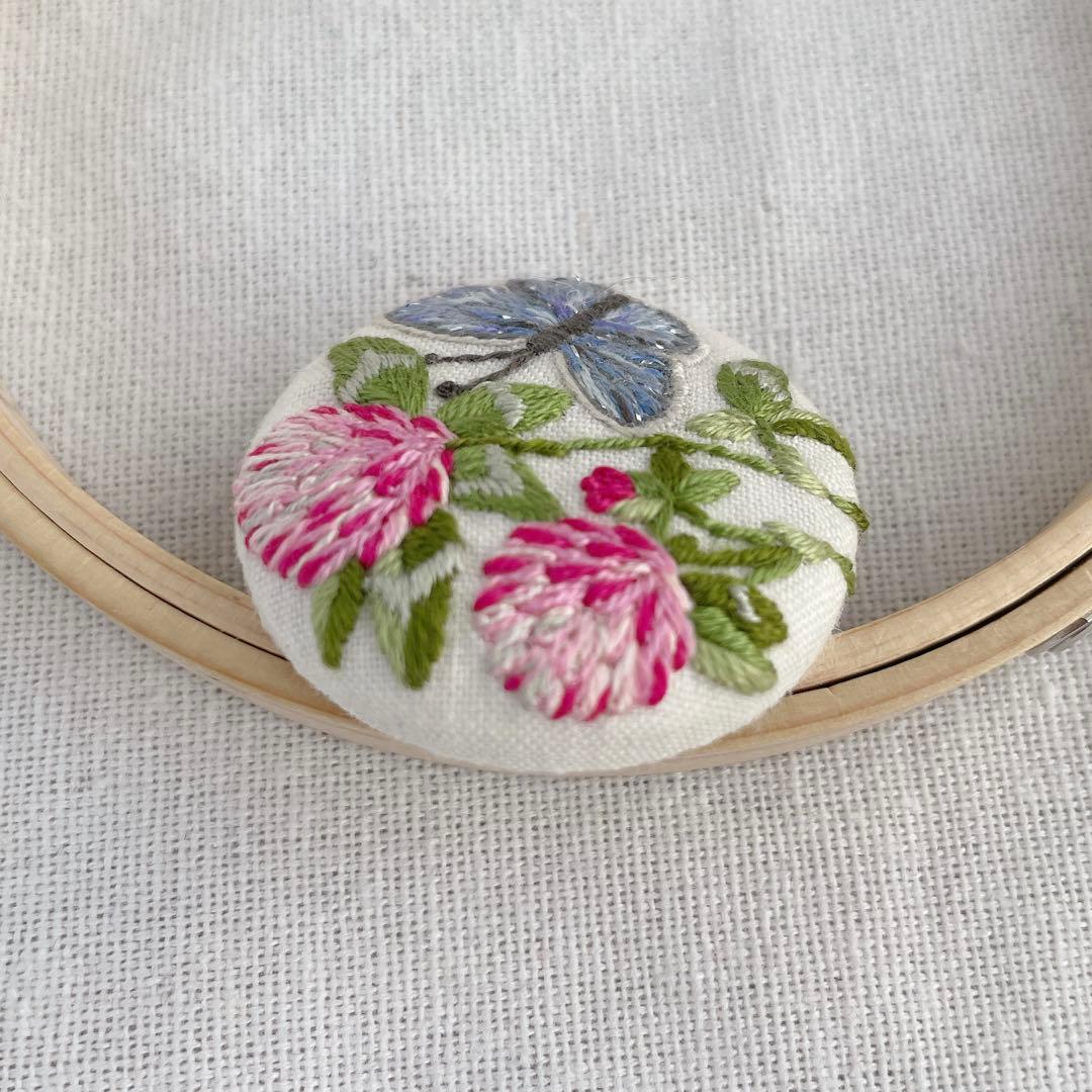 ツバメシジミと赤詰草 くるみボタン 刺繍ブローチ