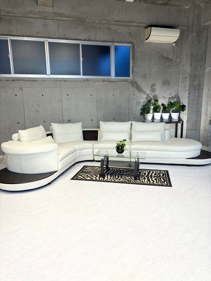 新品！シンプルモダン・ホワイトコーナーソファー！物入れ・クッション付き