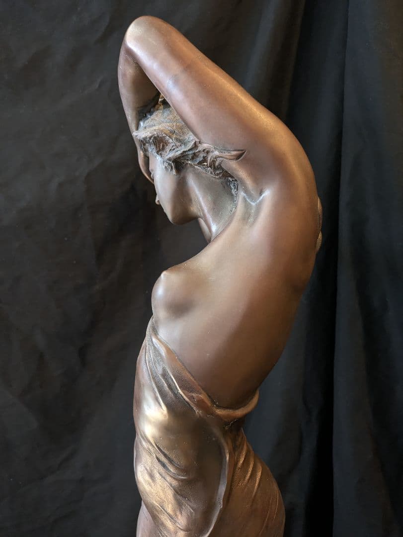 セミ・ヌードブロンズ像高さ約98cm