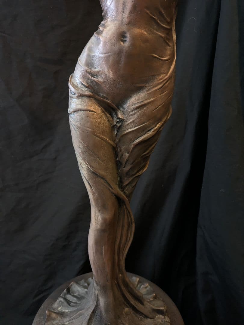セミ・ヌードブロンズ像高さ約98cm