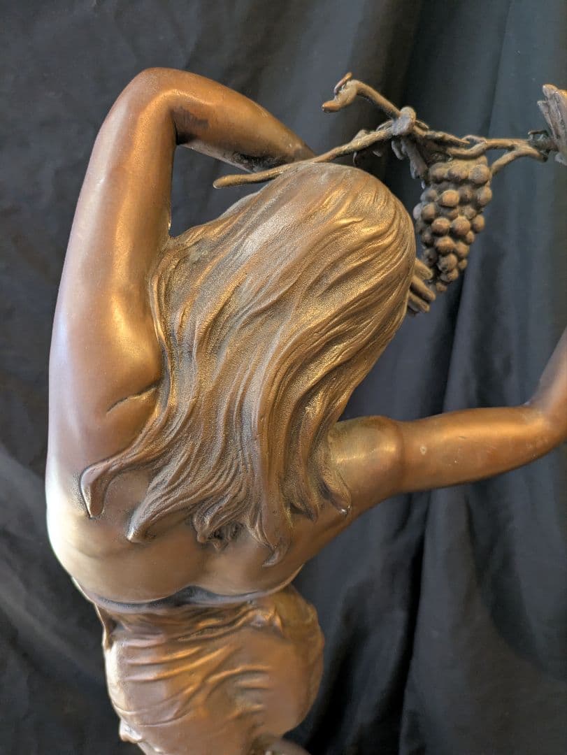 セミ・ヌードブロンズ像高さ約98cm