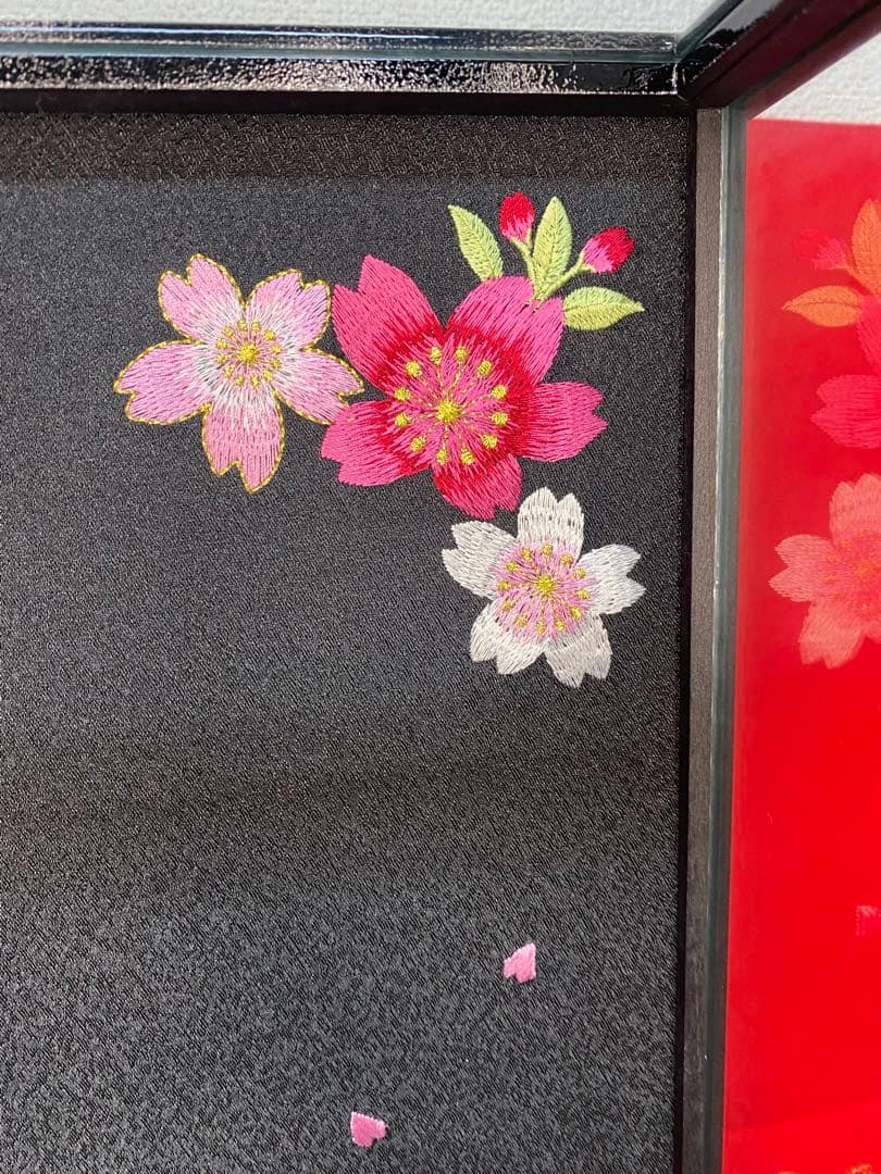羽子板　宝童作　振袖刺繡ガラスケース２０号・間口約４０×奥行約３２×高さ約７５㎝