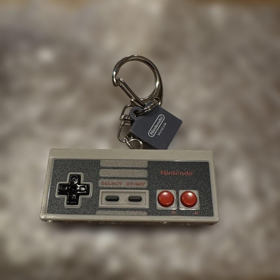ニンテンドーミュージアム ゲームハードキーホルダー 1983-1999 - メルカリ