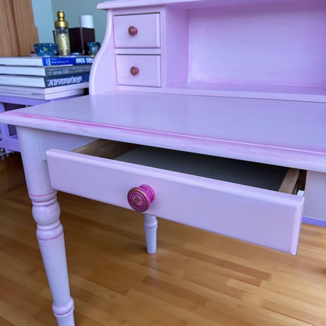 ピンクの木製引き出し付きデスク. 勉強机