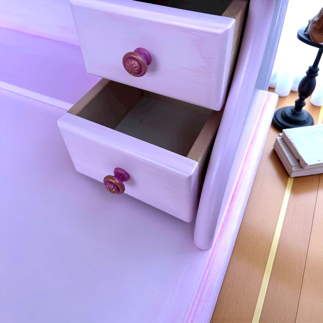 ピンクの木製引き出し付きデスク. 勉強机